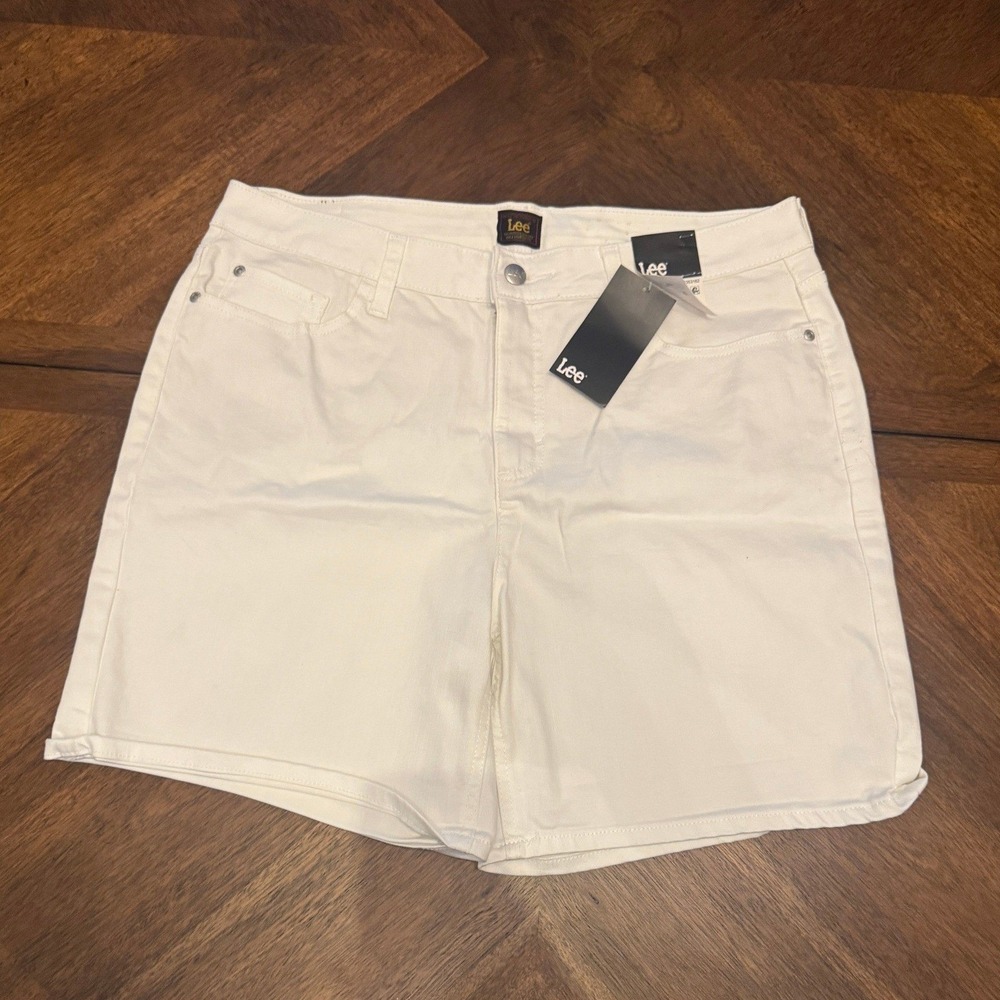Lee Womens White Mid Rise 5 Inch Inseam Denim Shorts Size 18M 112353162 |O1 - Picture 2 of 7